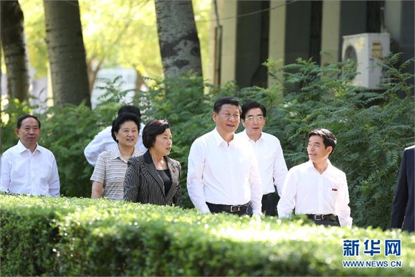 9月9日,中共中央總書記、國家主席、中央軍委主席習近平來到北京師范大學看望教師學生,向全國廣大教師和教育工作者致以崇高的節日敬禮和祝賀。