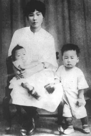 楊開慧與毛岸英(右)、毛岸青