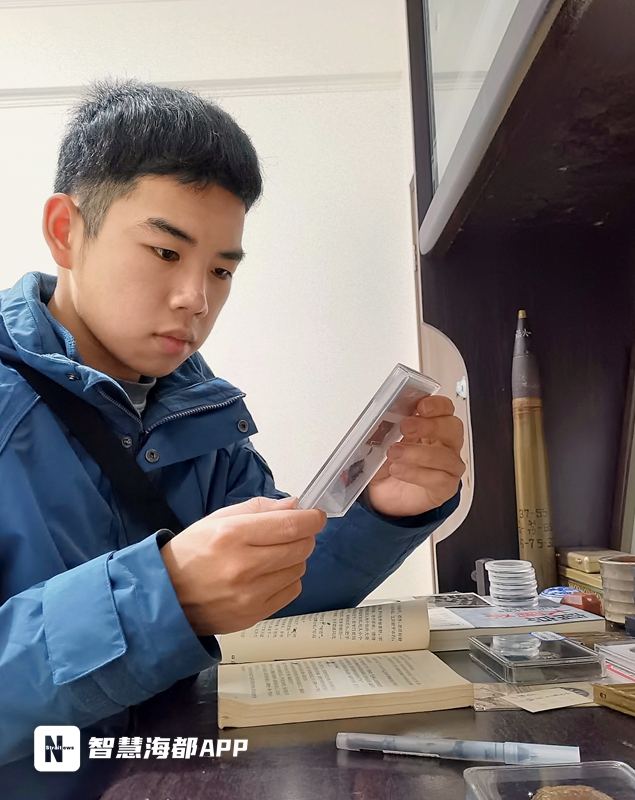 “00后”軍事迷捐贈超百件文物:勿忘歷史,吾輩當自強