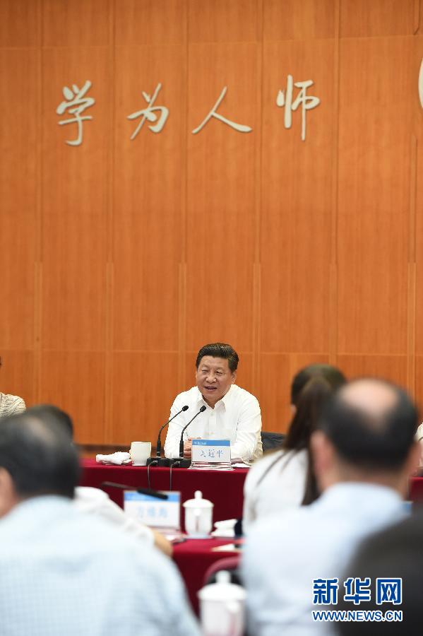 9月9日,中共中央總書記、國家主席、中央軍委主席習近平來到北京師范大學看望教師學生,向全國廣大教師和教育工作者致以崇高的節日敬禮和祝賀。